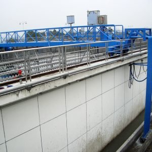 Gantry type sludge scraper
